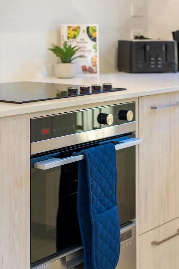 Trendy 3 Bedroom 2 Bath Residence, Central City Christchurch 0*,