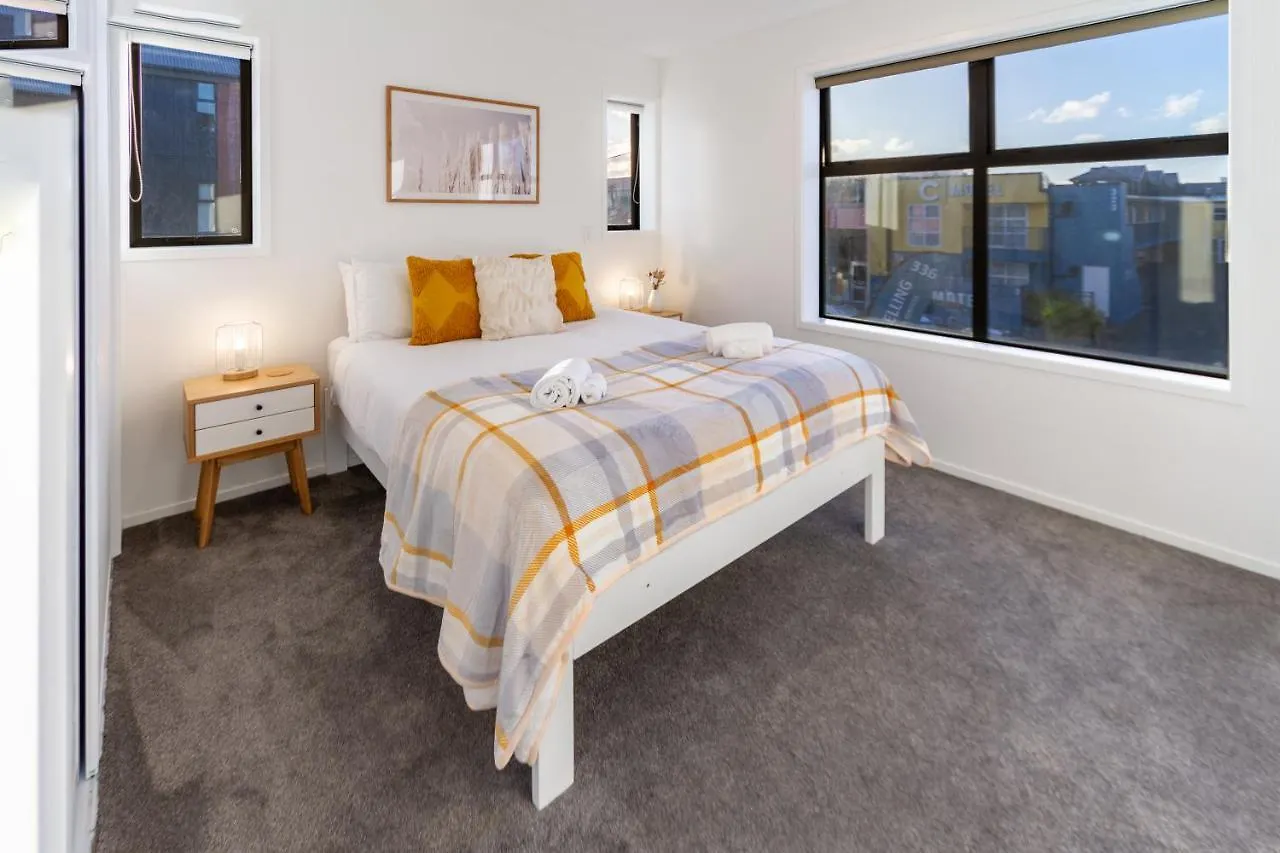 Trendy 3 Bedroom 2 Bath Residence, Central City Christchurch Apartment